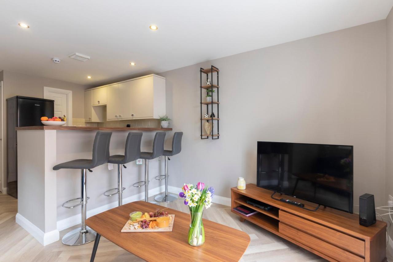 Elliot Oliver - 2 Bedroom Garden Apartment With Parking Cheltenham Kültér fotó