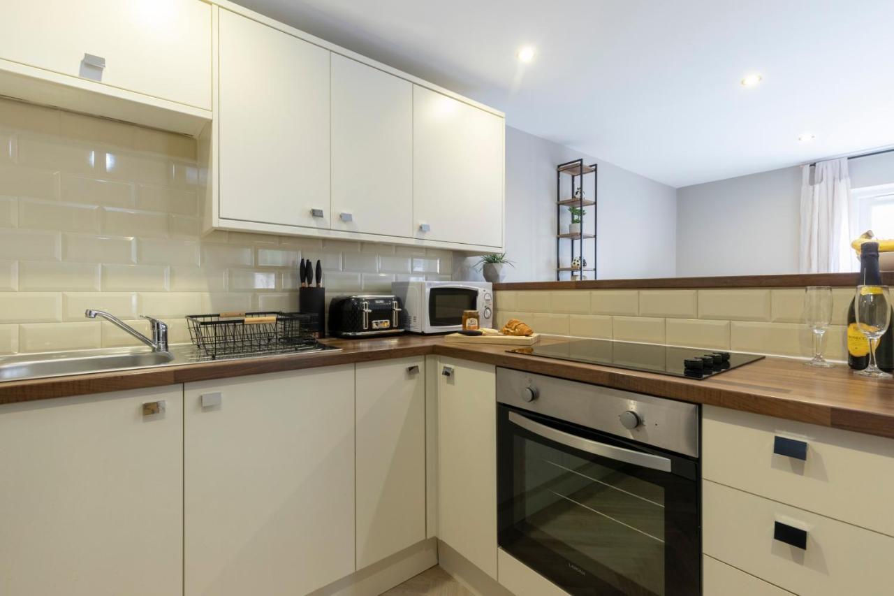Elliot Oliver - 2 Bedroom Garden Apartment With Parking Cheltenham Kültér fotó