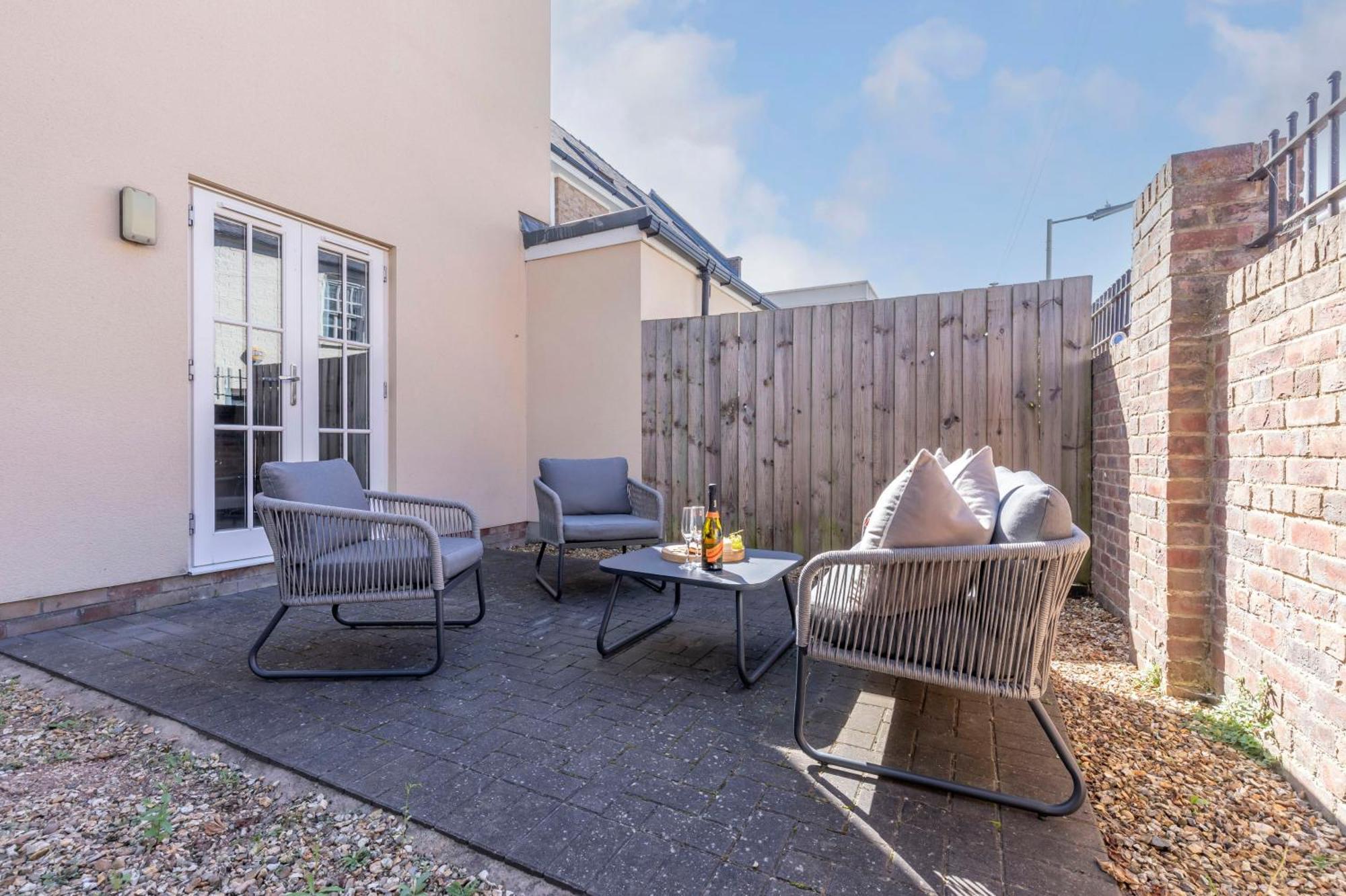 Elliot Oliver - 2 Bedroom Garden Apartment With Parking Cheltenham Kültér fotó