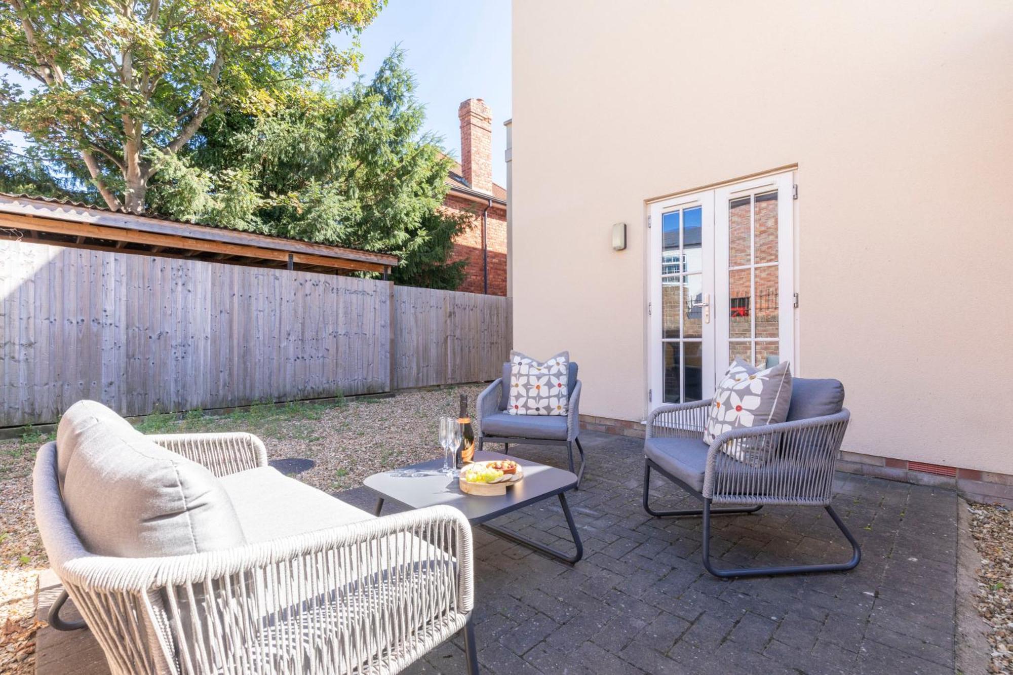 Elliot Oliver - 2 Bedroom Garden Apartment With Parking Cheltenham Kültér fotó